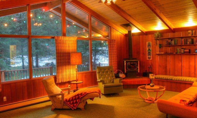 Alyeska Ski Chalet | 2 blocks to ski lifts! 9 person hot tub! Walk to XC ski,nRestaurants & Brewery!