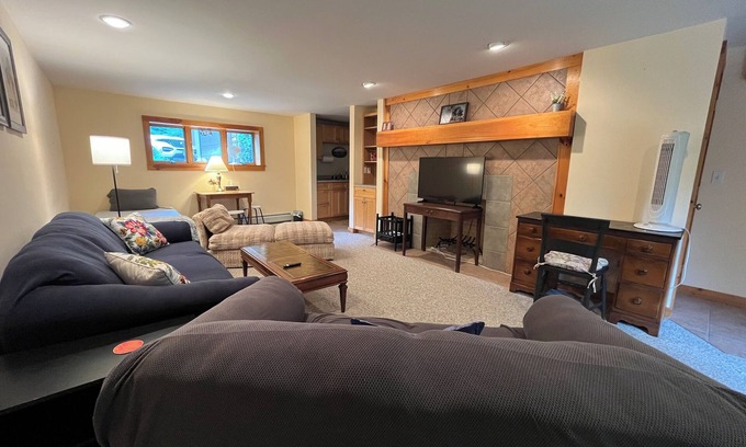 Silver Bay House | Cozy 2 BR Getaway Near Silver Bay & Hague with Breakfast