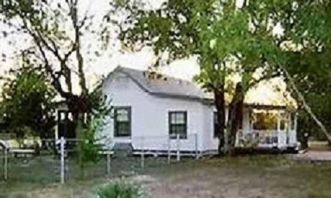 Comanche House | Ideal 2BR House on Acres, Minutes from Downtown San Antonio