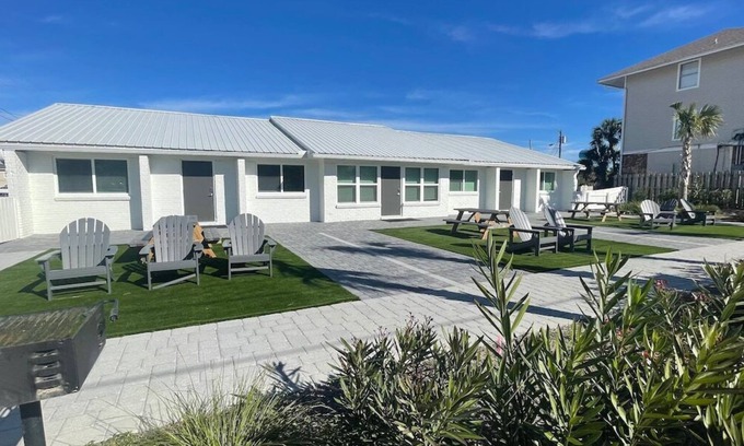 Fort Walton Beach Villa | Cozy Florida Cottage Steps from the Beach - Family Friendly
