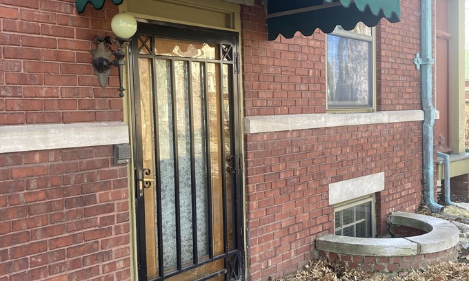 Central Hyde Park Apartment | Historic Mansion 2 BR Apt with EV Charger & Pet-Friendly