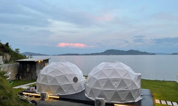 Kurahashi House | Beachfront Bliss: 2 BR Ocean View House for 8 Guests