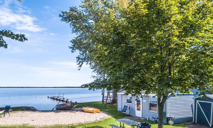 Houghton Lake Resort | 2 BR Cabin Only 7 Steps from the Lake