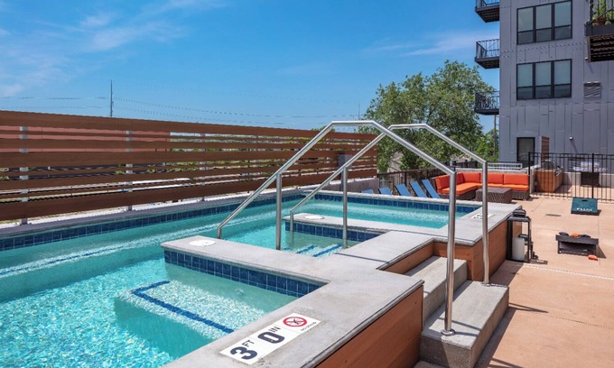Downtown Des Moines Apartment | Prime Downtown Apartment with Gym and Hot Tub Awaits