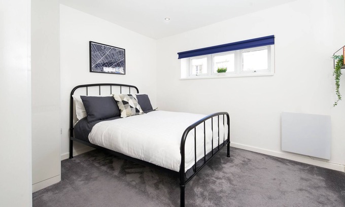 New Cross Apartment | 2 BR Flat in SE14 | Near New Cross Station | South London