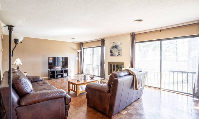 Germantown Condo | Prime 2 Bedroom Germantown Retreat with Pool & Breakfast