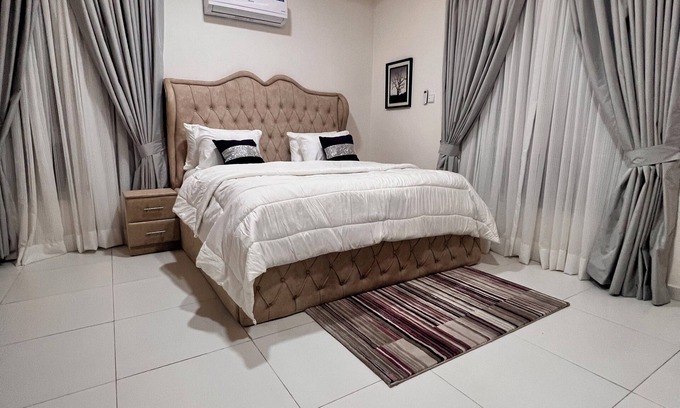 Ikoyi Apartment | 2 BR Luxury Apartment w/Pool, Free WIfI, City View, Serene & Secure environment.