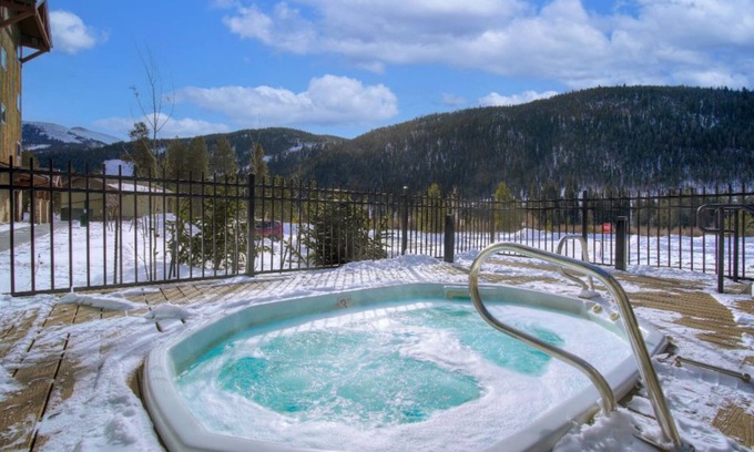 Lakeside Village Condo | Inviting 2 BR Mountain Getaway with Hot Tub Access