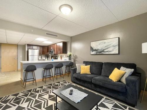 Downtown Des Moines Apartment | Family-Friendly 2BR, Quick Uber to Downtown Nightlife
