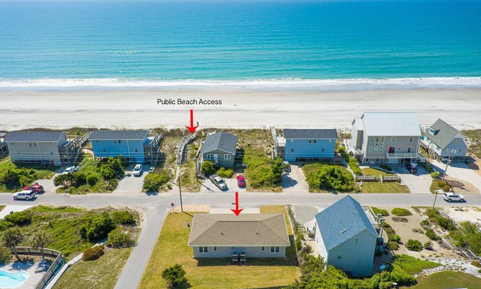 Emerald Isle House | Inviting 2 BR Retreat Steps from Beach - Pet Friendly!