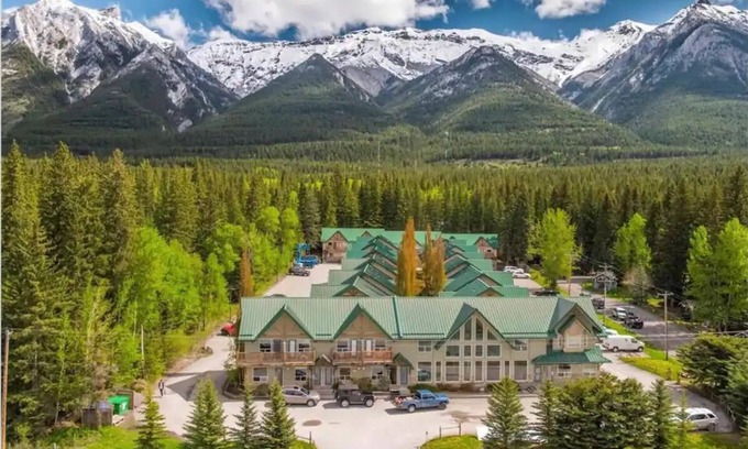 Harvie Heights House | Cozy 2 BR Townhouse Near Banff with Private Entrance