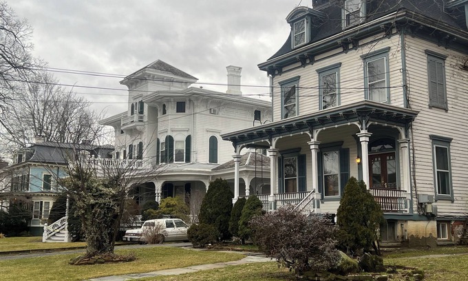 Poughkeepsie Apartment | Spacious 2-Bedroom Victorian Apartment with Full Kitchen