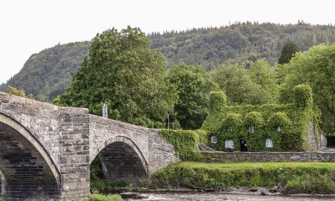 Betws yn Rhos House | Pet-Friendly Escape with Open Fire in Betws Yn Rhos