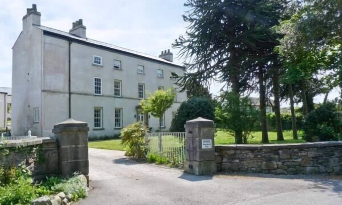 Cark Apartment | Discover 2 Cark House: Cozy Cottage with Kitchen & Breakfast