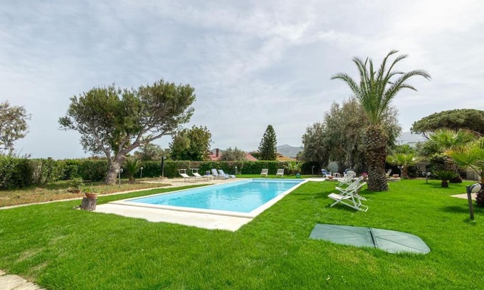 Piana Calzata Apartment | Beachfront Escape: Casa sul Mare with Pool near Cefalù