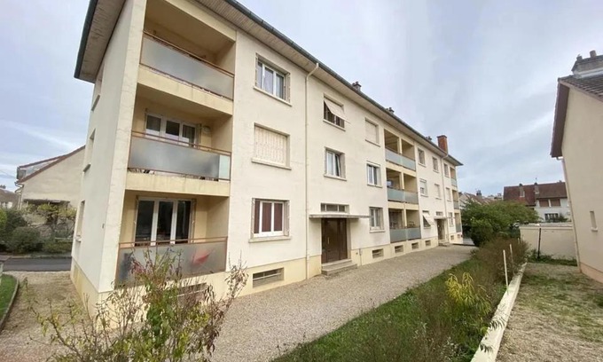 Chenove House | Family-Friendly Retreat with Two Rooms in Chenôve