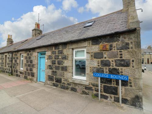 Sandhaven House | Pet-Friendly Retreat at 2 College Bounds - A Family Haven