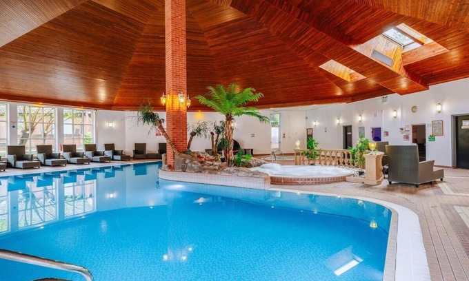 Ipswich Hotel | 2 Comfy Rooms w/Spa Treatments, Solarium & Cosy Atmosphere - Ideal for Families