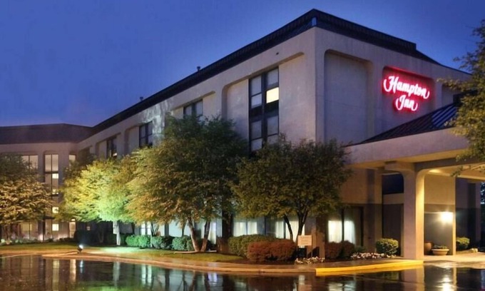 Castleton Hotel | Ideal Choice: 2 Connecting Suites with Pool & Kitchen
