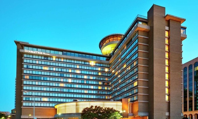 Crystal City Hotel | Ideal Connecting Suites for Families with Kitchen Access