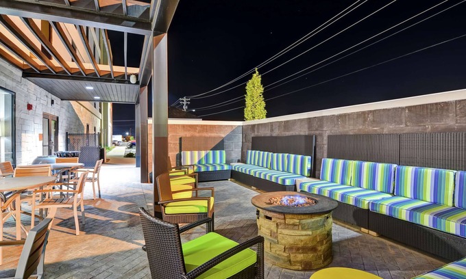 Conway Apartment | Ideal Family Retreat: 2 Connecting Suites with Pool Access