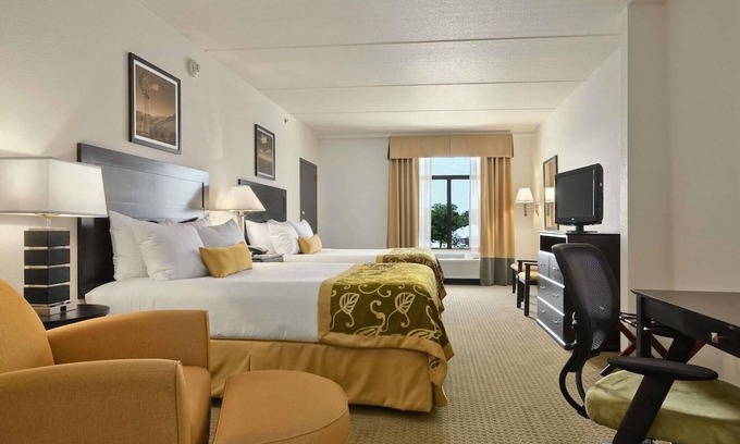 Frisco Hotel | Connecting Suites with Pool and Spa for Memorable Stays