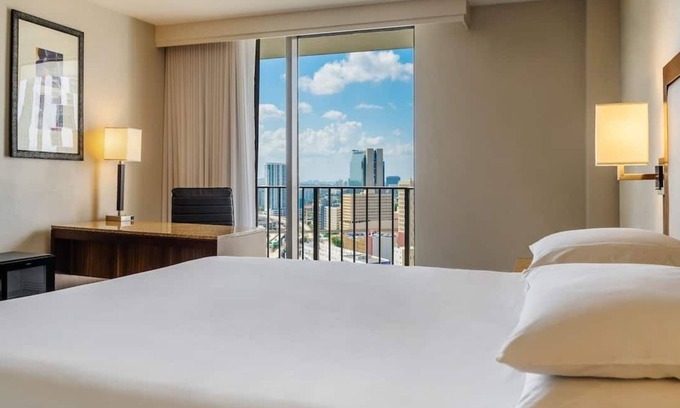 Downtown Miami Hotel | Convenient 2 Connecting Suites with Pool & Kitchen Access