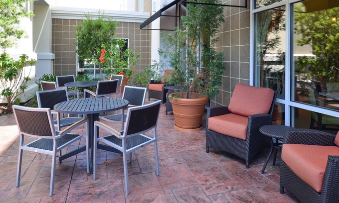 Ocala Hotel | Ideal Family Getaway: 2 Connecting Suites with Pool Access