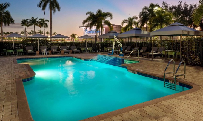Braden River Hotel | Convenient 2 Connecting Suites with Pool and Kitchen Access