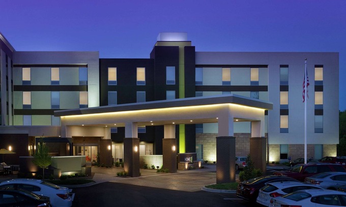 Lyndon Apartment | Ideal 2 Connecting Suites with Pool and Family Amenities