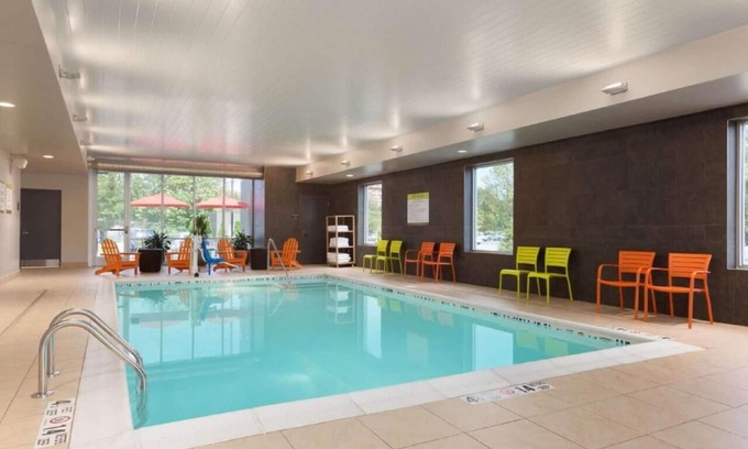 Newtonville Hotel | Convenient Units with Free Breakfast & Pet-Friendly Options