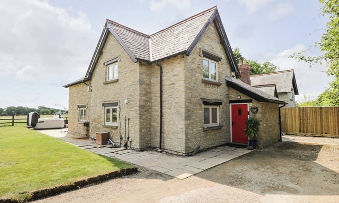 Bicester House | Pet-Friendly 2 Dewars Farm Cottages in Middleton Stoney