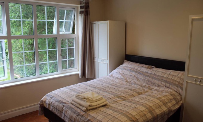 Hale Apartment | Family-Friendly 2 Double Bed Apartment in North London