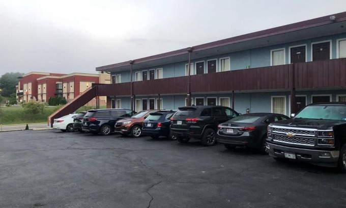 Grissom - Highland Hotel | Convenient 2 Double Beds Near VT Campus with Kitchen