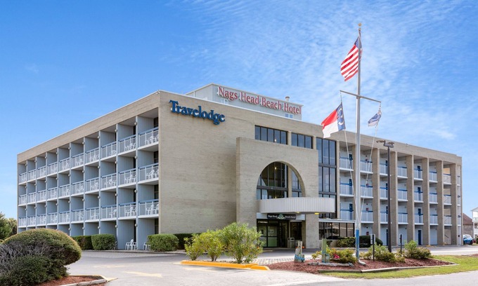 Kill Devil Hills Hotel | Comfortable Pool View Guestroom with 2 Double Beds