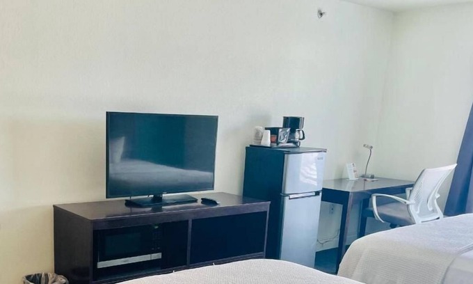 Cuero House | Pet-Friendly Double Queen Rooms at FairBridge Inn & Suites