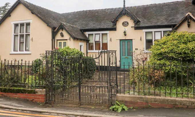 Rocester Cottage | Family-Friendly 2 Dove Cottage with Garden in Rocester