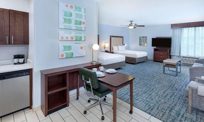 Sandy Springs Hotel | Family-Friendly Suites in Dunwoody: Breakfast & Pool Access
