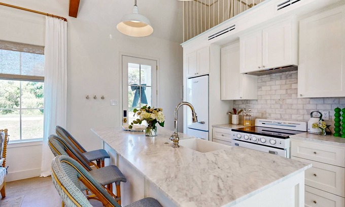 Brenham Cottage | Chic Farmhouse Cottages Near Brenham & Lake Somerville