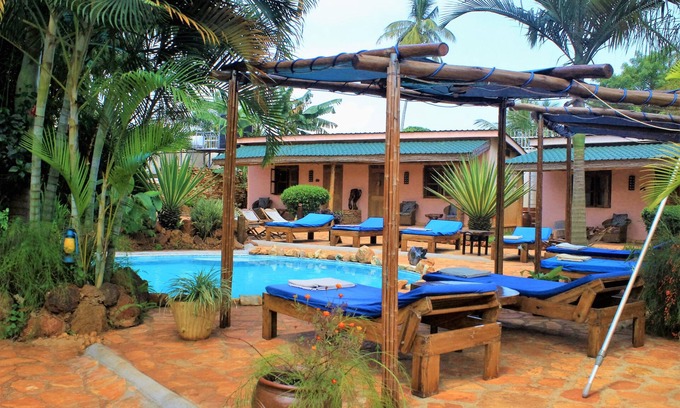 Jinja Hotel | Family-Friendly 2 Friends Guest House with Pool & Dining