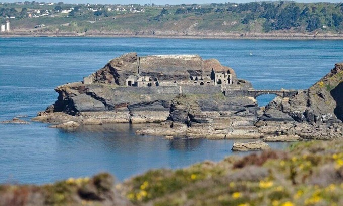 Telgruc-sur-Mer House | Top-Rated Gite with Indoor Spa & Ocean View at Phare de la Jument