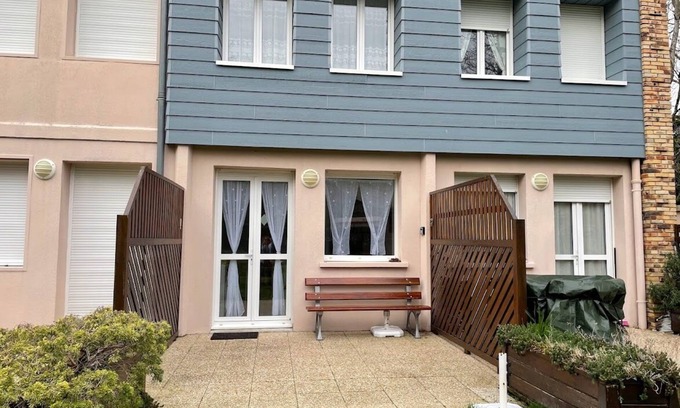 Saint-Pair-sur-Mer House | Cozy Gite for 4 with Ocean View Near Jullouville Beach