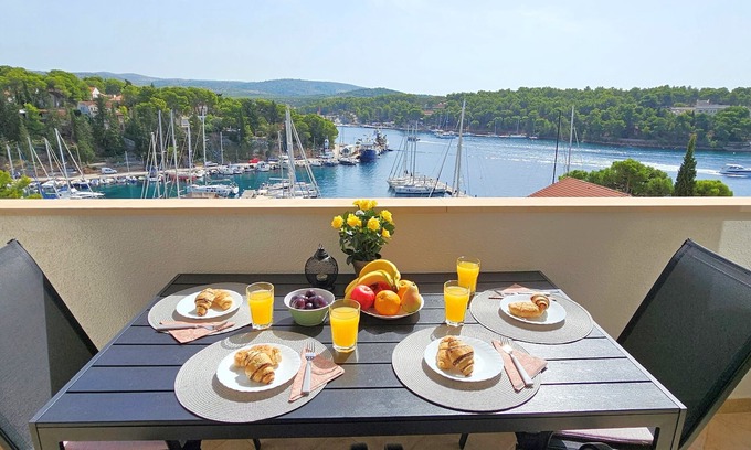 Cove Makarac (Milna) Apartment | Prime Location with Pools & Beach Access, Rated 9/10!