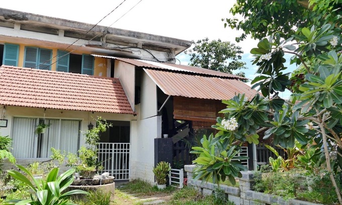 Hue House | Cozy Garden Retreat for Two with Breakfast Included