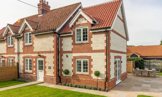 Thornham Apartment | Discover 2 Hall Lane Cottages: Pet-Friendly Oceanfront Stay