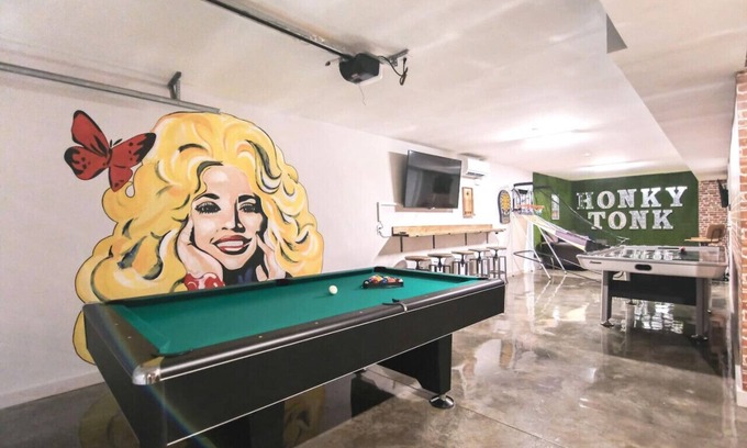 East Nashville House | Spacious Homes with Game Room & Skyline Views for 24 Guests