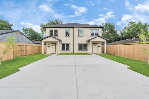 Southeast Houston Apartment | Spacious Homes for Large Groups with Games & Gated Parking