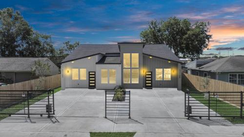 Southeast Houston House | 2 Homes Sleeps 18 Near Downtown Fully Gated with Parking