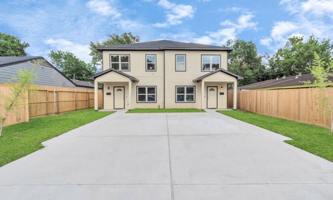 Southeast Houston Apartment | Spacious Retreat: 2 Homes for Fun with Pool & Games!
