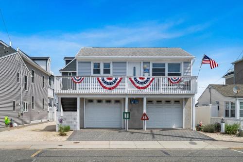 Seaside Heights Apartment | 2 houses sleeps 10 - 2 blocks to the beach boardwalk and dinning